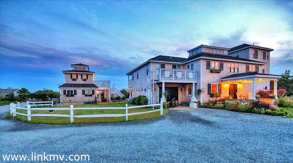 An elegant family compound