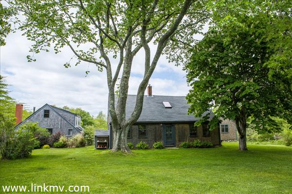 Detached oversize guesthouse