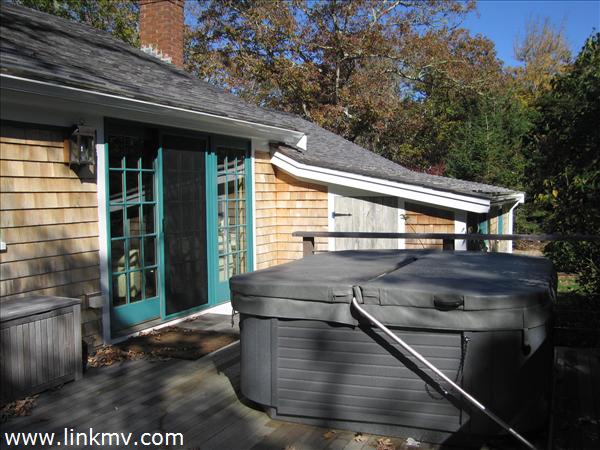 Spa/jacuzzi hot tub on the deck