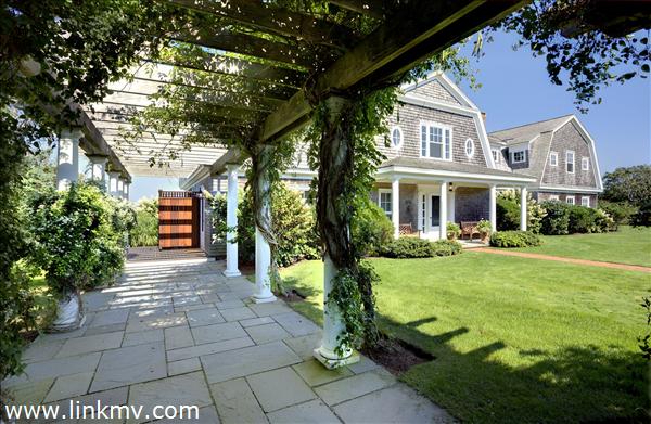 Pergola pathway to garage apartment