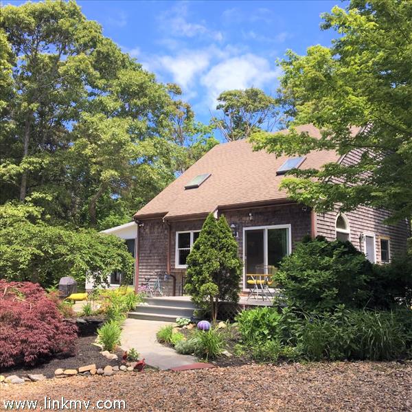 Cozy cape with great out door space
